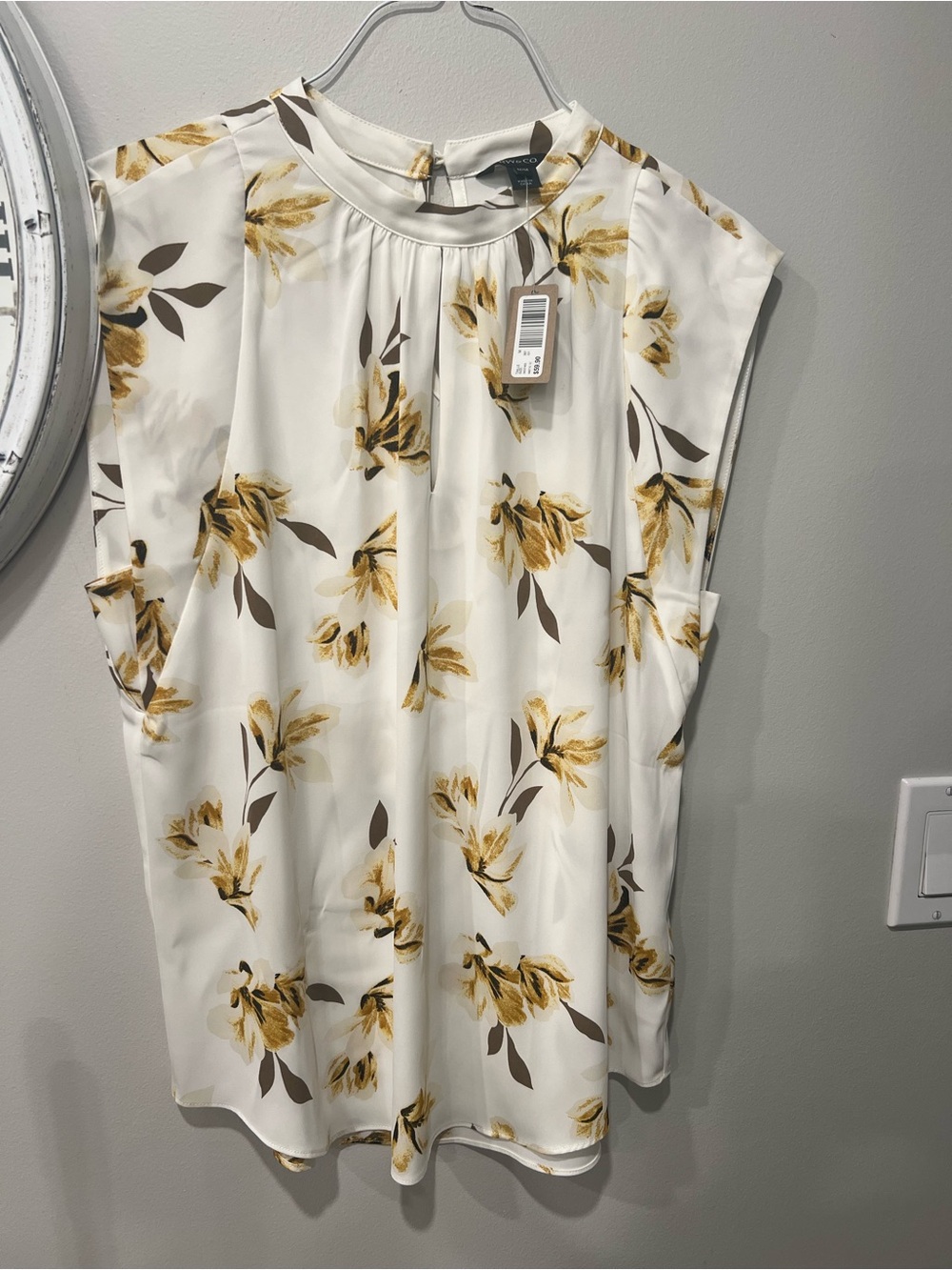 RW&CO. White Sleeveless Floral Shell with Gold Print